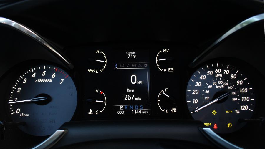 Панель приборов Toyota Sequoia TRD Pro 2020 года  (фото 40 из 44)